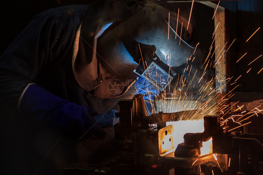 工人在汽车厂用防护面具焊接工匠制造业建技能图片