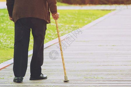 男公民老头手牵走路棍棒紧贴近身步行图片
