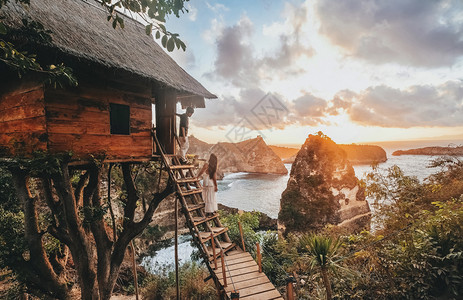 客灵王在印度尼西亚巴厘岛NusaPenida岛戴蒙海滩的树屋上寻找日出观景冒险远足亚洲人背景