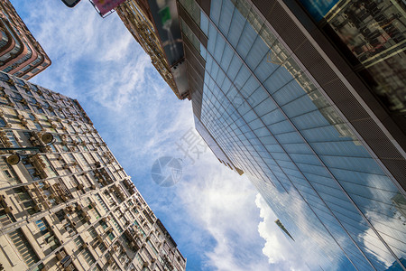 平坦的亚洲旅游香港现代建筑旧时装公寓飞机越蓝天背景的图片