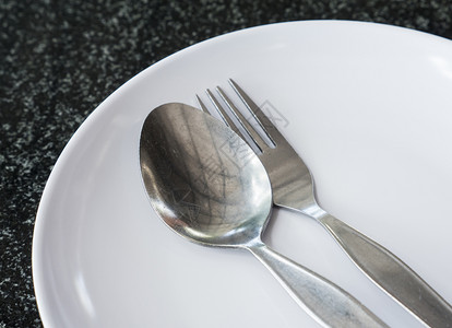 咖啡店当地餐厅白色陶瓷板上的旧纸碗勺和叉子晚餐背景图片