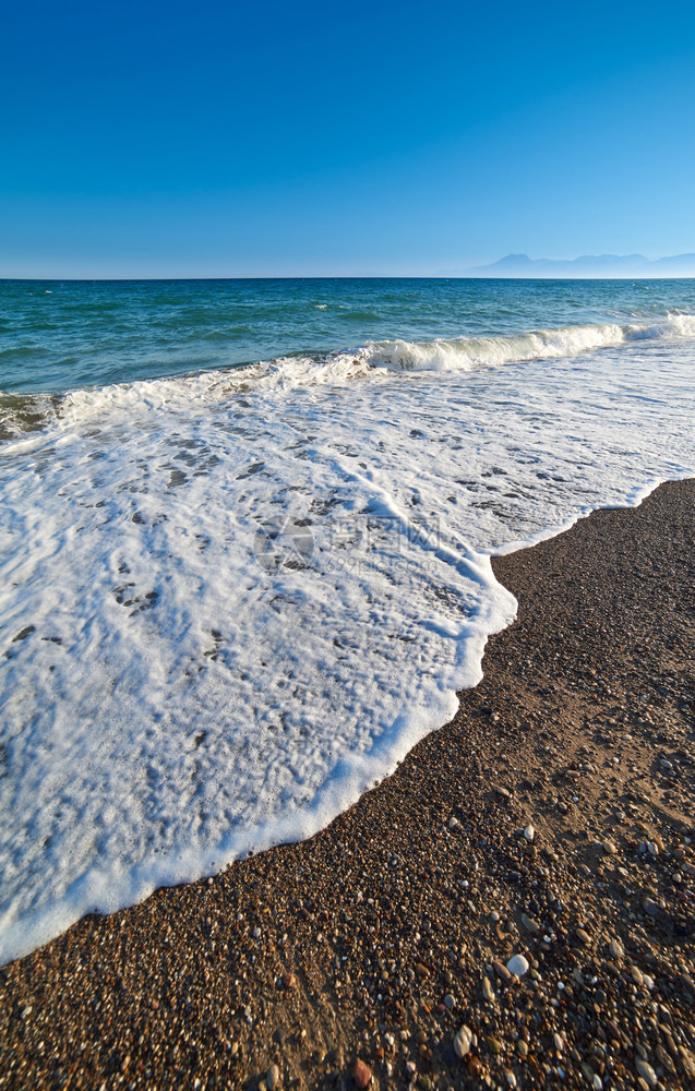 波浪冲阳光明媚的天候上岸海浪安塔利亚土耳其海浪在岸边蓝色的图片