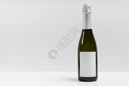 未开封白色背景的香槟酒瓶派对鬼奢华设计图片