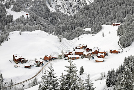 奥地利阿尔卑斯山的一个小村庄奥地利人风景微小的图片