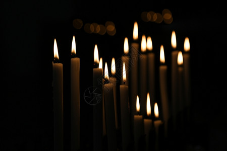 圣诞节爱黑色背景的白蜡烛火焰图片