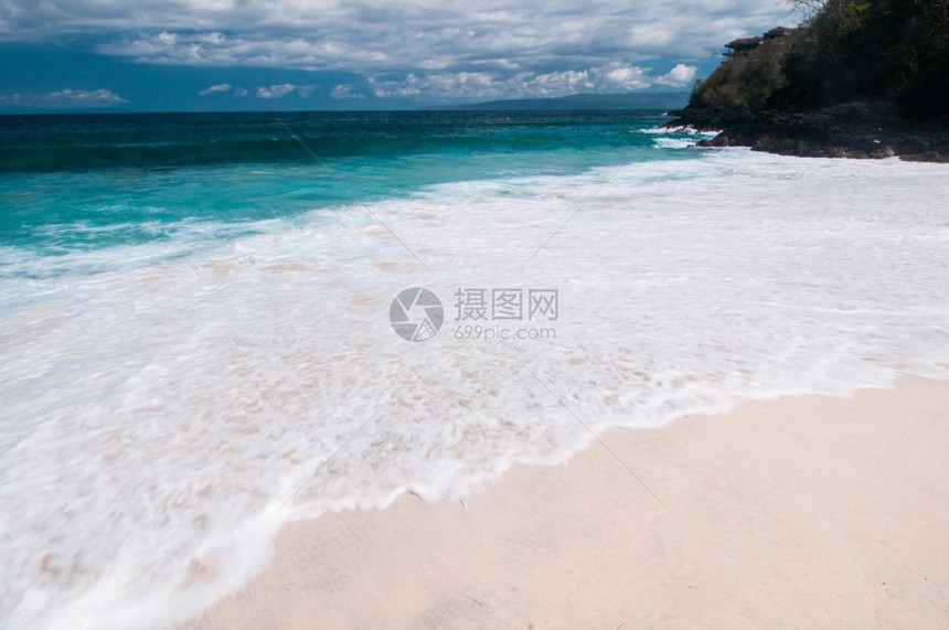 白沙滩印度尼西亚巴厘帕当拜风景优美海岸地平线图片