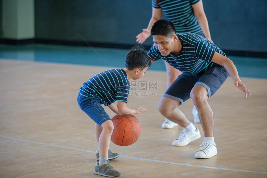 美国人女亚洲家庭一起打篮球快乐家庭在节假日共度空闲时间欢乐家庭在一起玩篮球快乐的图片