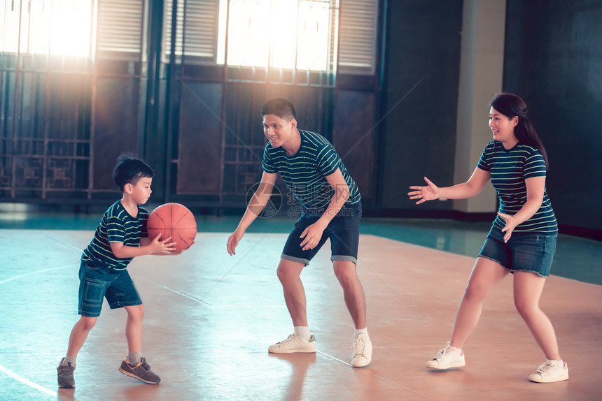 孩子老的亚洲家庭一起打篮球快乐家庭在节假日共度空闲时间欢乐家庭在一起玩篮球女孩图片
