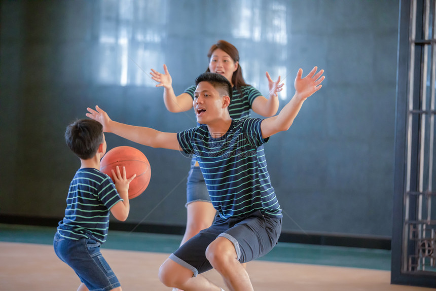 亚洲家庭一起打篮球快乐家庭在节假日共度空闲时间欢乐家庭在一起玩篮球男美国人自由图片
