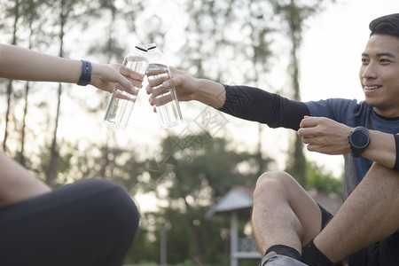 年轻夫妇运动员在健身后饮用水娱乐竞技户外图片