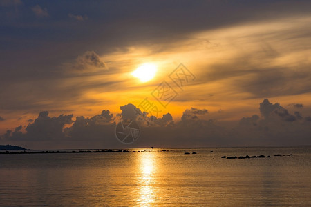 太阳日落的天空在海中反射日落的光和云是平自然冷静图片
