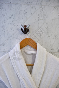 长袍棉布内部的白色干净浴袍挂在木衣架上2个干净浴袍上图片