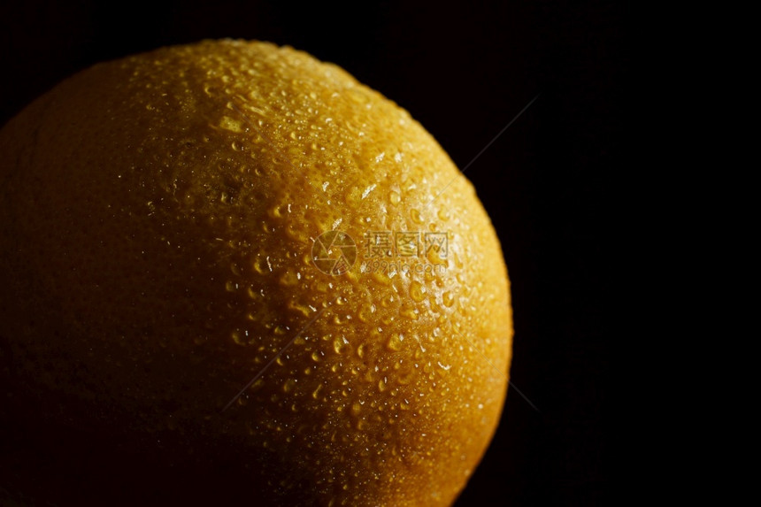 果汁黑色背景的橙水果滴子皮肤健康图片