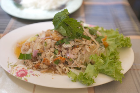 营养红色的玻璃面猪肉坚果辣沙拉YumWoonSen泰国菜辣椒图片