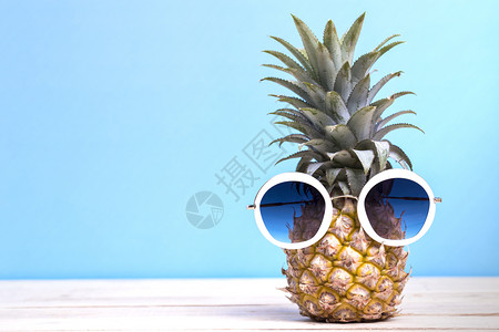 配有太阳玻璃的菠萝时装夏季晚会和假日概念吃目的水果图片
