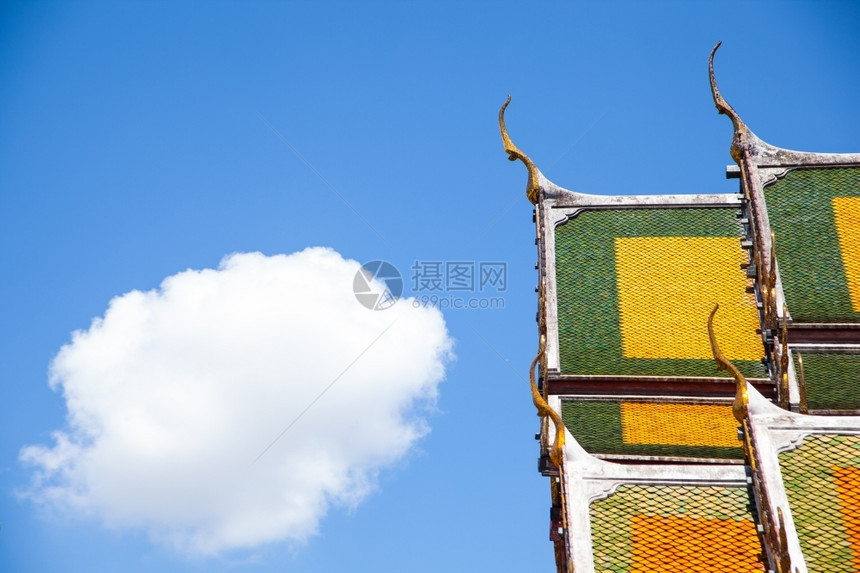 天空蓝色的泰国寺庙屋顶和天对泰国设计艺术的测量至少与豪尔赫在一个晴朗的天更多图片