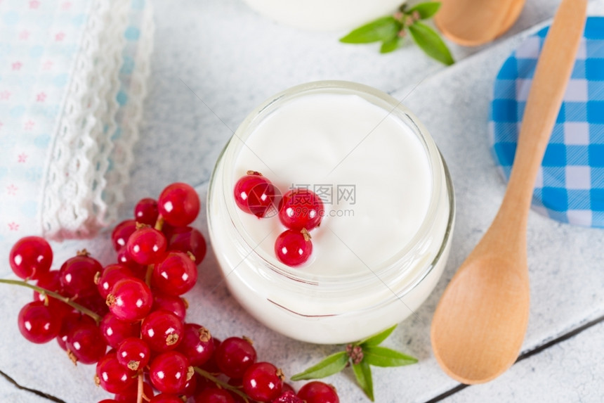 美味的新鲜自制酸奶加红卷发厚的饮食色图片