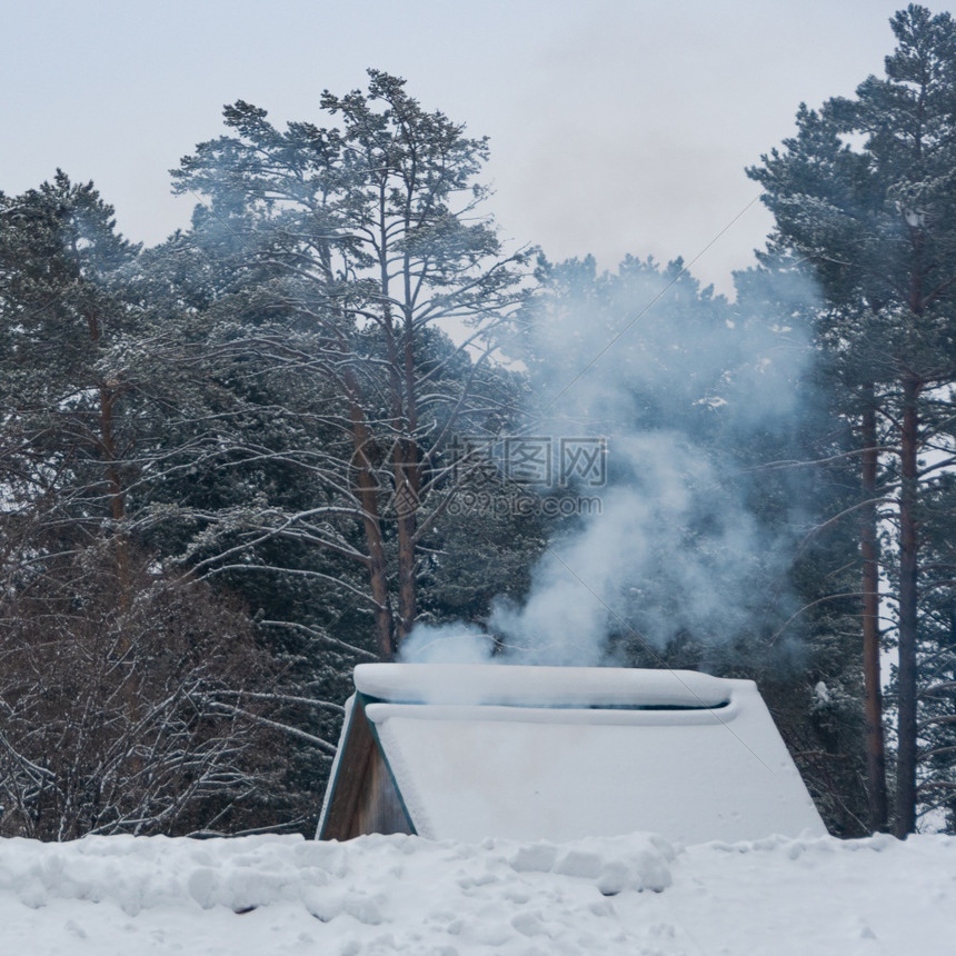 希腊语屋顶的雪上烟囱雾温暖的空气图片