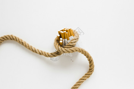 商业上面的香烟被绳子捆绑吸者最佳图片