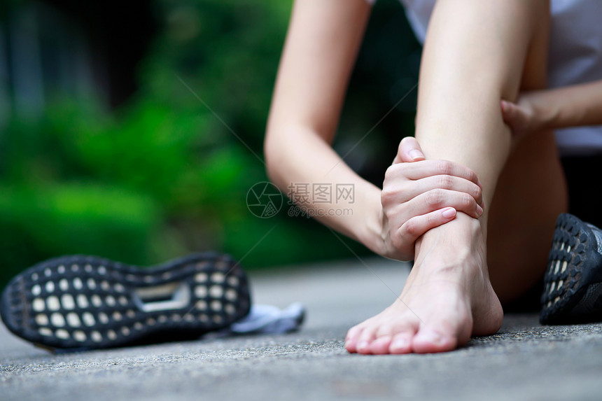 公园里腿痛的女人图片