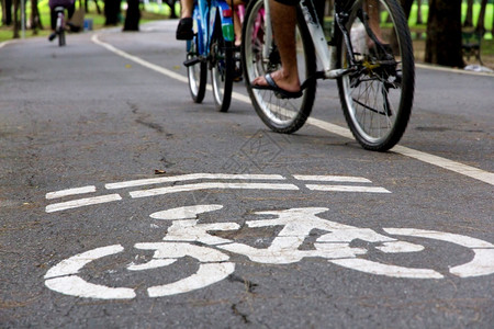象征路线自行车道骑的人图片