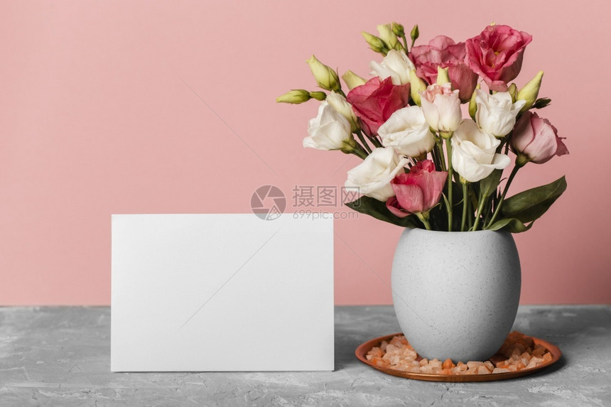 粉色花束和空白卡片图片