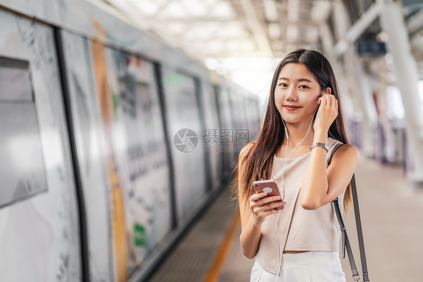 乘坐地铁听音乐的年轻女孩图片