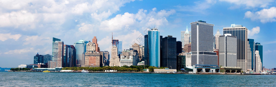 旅游建筑物目的地著名纽约市曼哈顿天际与金融区世贸中心和华尔街市纽约天空线的里程碑式景象全在阳光明媚的一天有深蓝空和白云称为大苹果背景图片