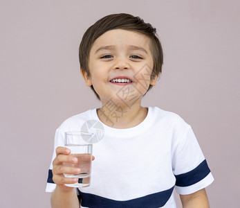 脸喝着冷清洁水的饥渴可爱男孩喝杯水的高加索小男孩肖像拿着透明玻璃的健康小孩世界水日儿童保健概念和或可爱的学龄前儿童背景图片
