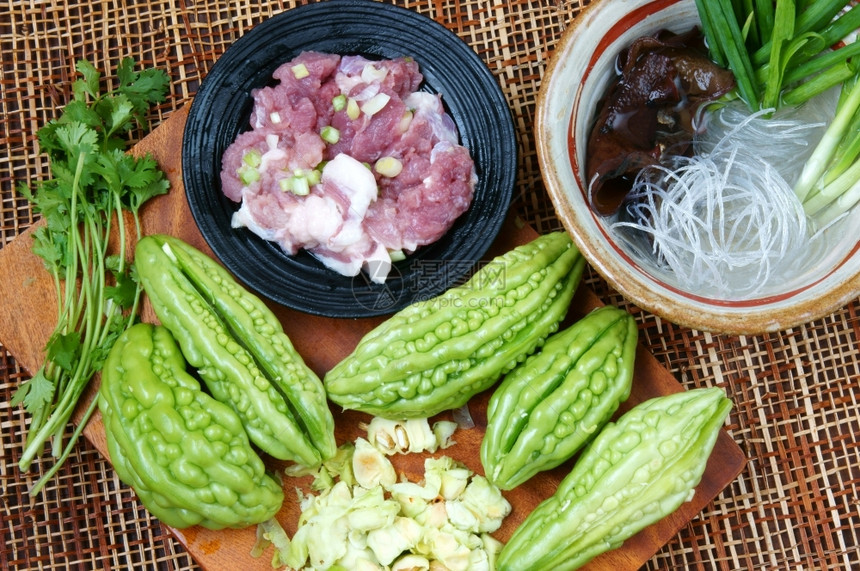 塞满越南食物汤苦瓜加土肉营养越南菜中流行的苦甜瓜丰富的维生素能够抗糖尿病季节与春洋葱peziza棕色的餐厅图片