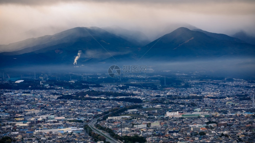 层数在日本的潮湿和烟雾层山地背景中城市风变化天线高速公路图片