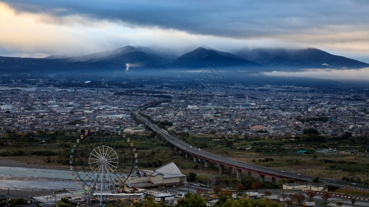 城市的轮廓旅行在日本的潮湿和烟雾层山地背景中城市风变化图片