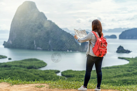 亚洲女旅行者背面的亚洲女旅行者寻找与背包者一起旅行的在同一个nangchee观景点旅行和假日概念的奇妙地貌景观中夏天旅游山背景图片