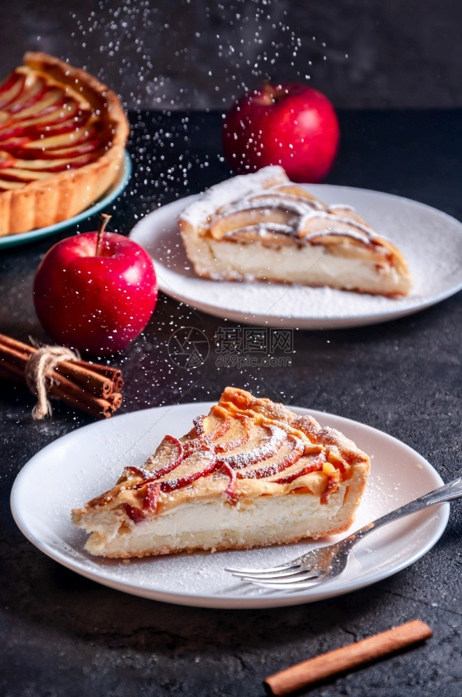 目的苹果派馅饼放在盘子上有香料肉桂和茴星背景是深色苹果派馅饼放在盘子里背景是深色酸感恩图片