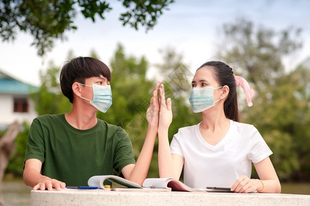 相互鼓励的男女学生图片