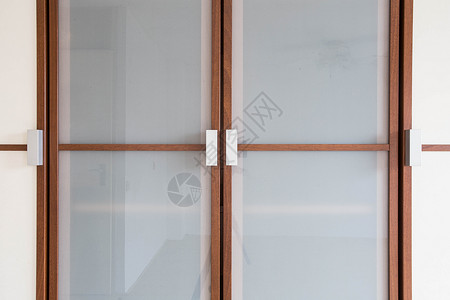建成现代新设计用棕色木制白壁橱门缝着衣服现代新设计用棕色木制白衣橱门现代的贮存背景