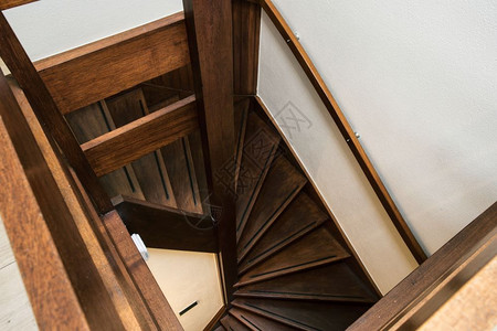 墙新的梯子现代棕橡树木楼梯在新装修的房子内现代深褐色设计现代棕褐橡木楼梯在新翻修的房子内背景图片