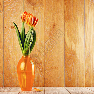 花朵束在木背景的花瓶朵中荷兰植物群花的图片