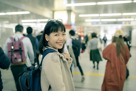 访客脸更年轻青的亚洲女乘地铁站osakajapan旅行图片