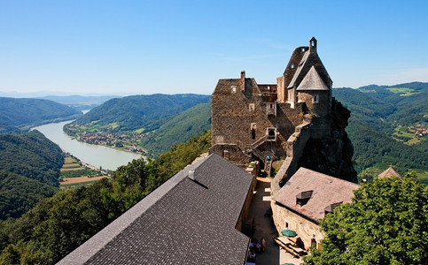 丘陵天空多瑙河谷背景的阿格斯坦中世纪城堡屋顶和塔楼角度图片