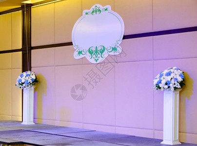 花瓣空的婚礼舞台背景墙上有花束和装饰板前视图与复制空间以及传统的奢华背景图片