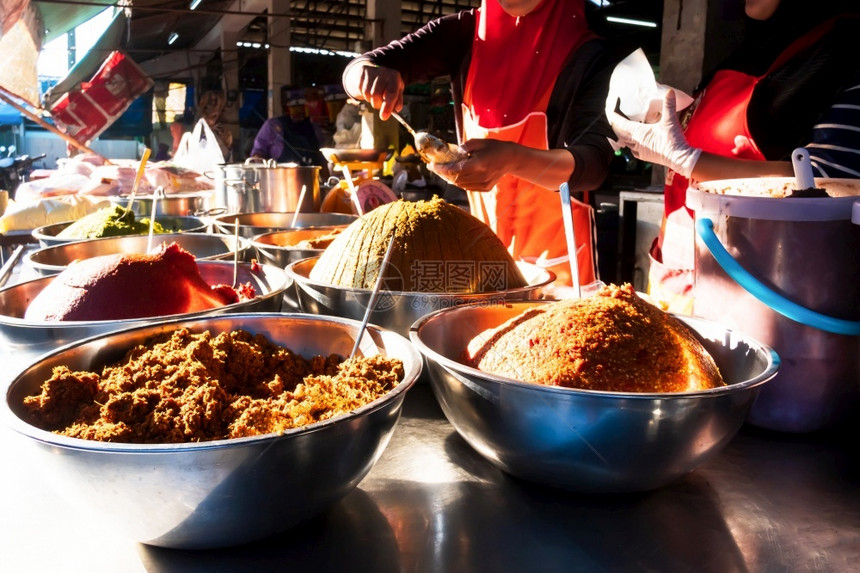 女士健康当地的市场上关于不锈钢盆地的多卤咖喱南泰国亚拉选择重点食品文化概念粮食图片