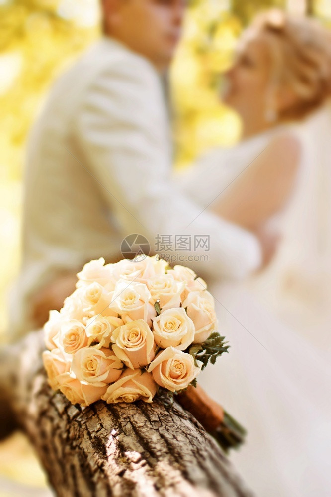 新婚夫妻背景下的婚礼花束图片
