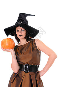 十月恐惧狂欢有南瓜的年轻巫婆孤立在白色背景高清图片