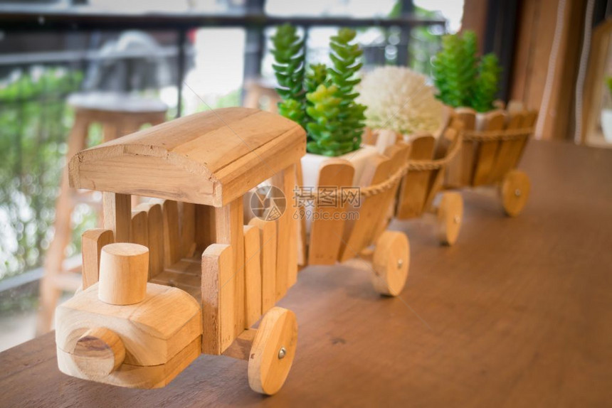 货物美丽桌子上装饰的木制玩具股票照片雕刻图片