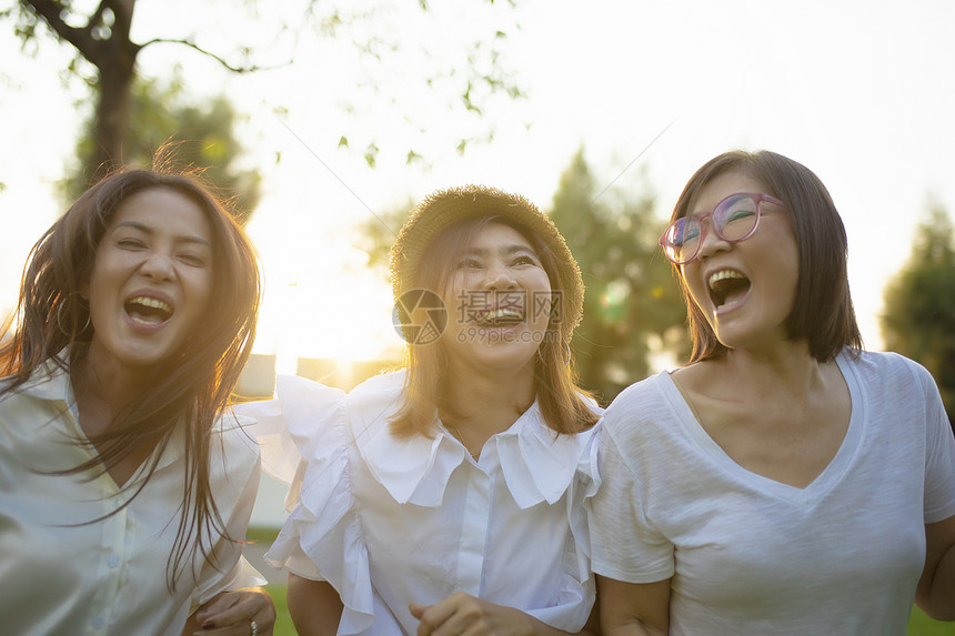 三个亚洲女朋友幸福快乐情绪度假时间团体自由放松图片