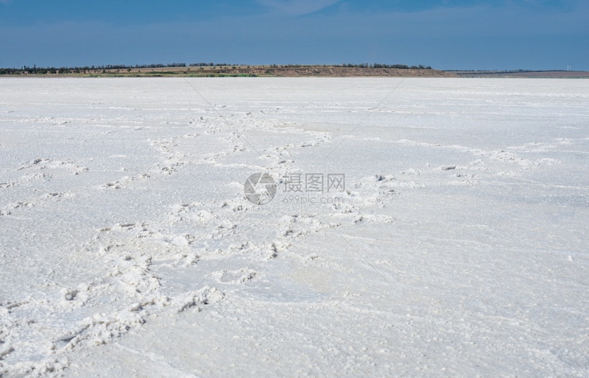 气候乌克兰奥德萨地区Rybakovka的蓝天下白盐湖干燥蓝天下乌克兰干旱盐湖雷巴科夫卡蓝色的图片