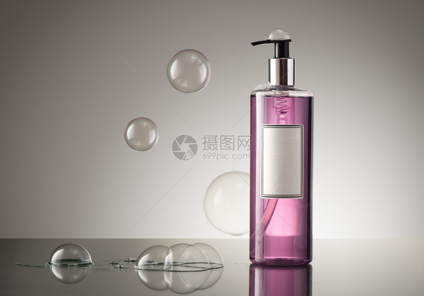 漂亮的水手肥皂瓶子在反射表面有泡标签香水草本图片