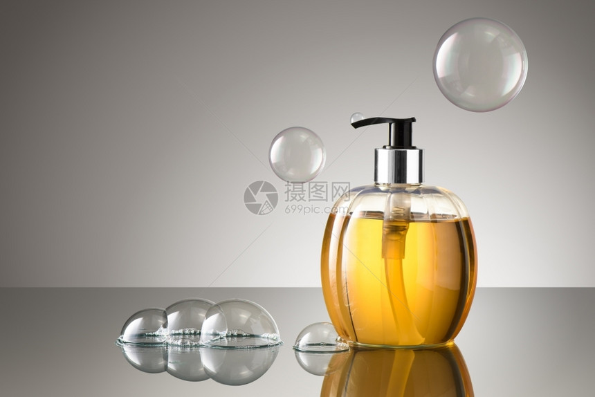 漂亮的水手肥皂瓶子有反射表面的泡温泉美丽洗澡图片