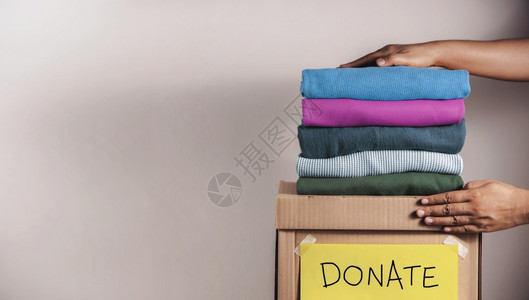 捐赠前在家里制衣服装可再生用旧布衣服概念包的室内装饰品捐赠衣柜培养穿图片